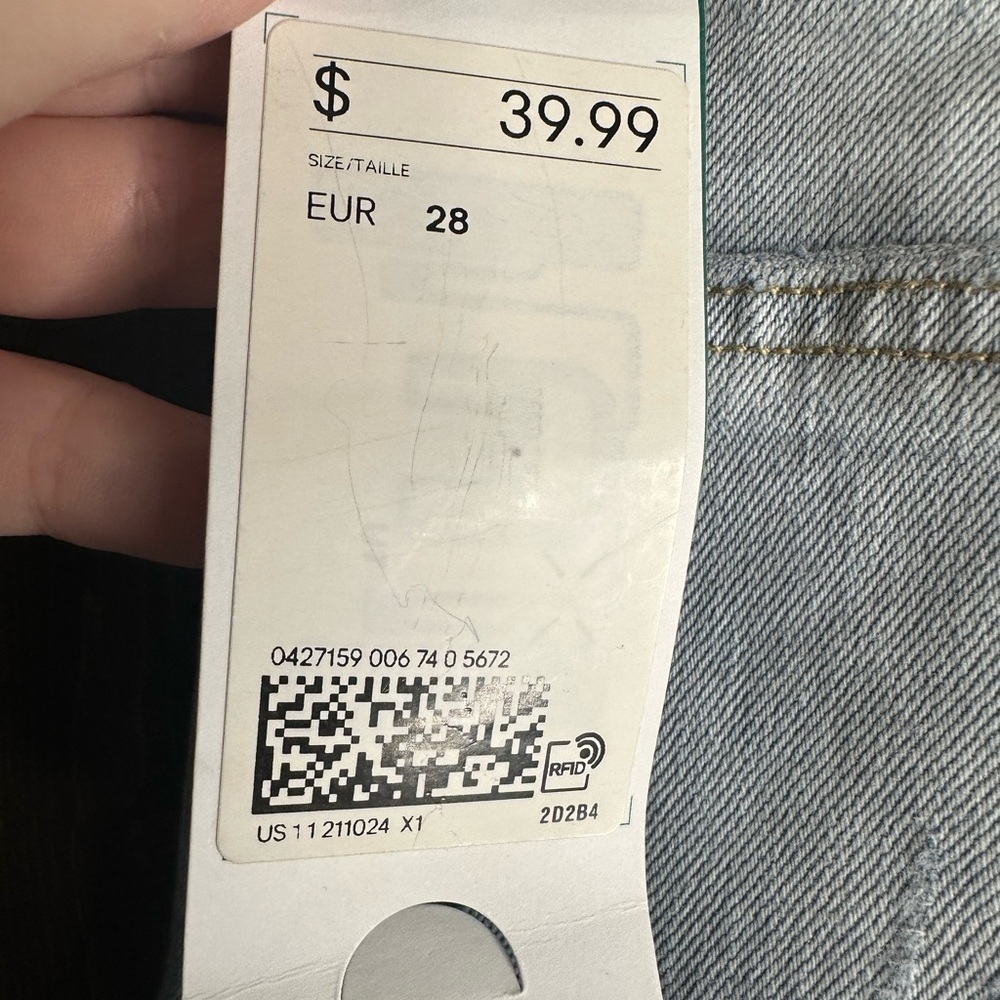 Men’s H&M light wash distressed jeans size 28
NWT - Picture 8 of 8